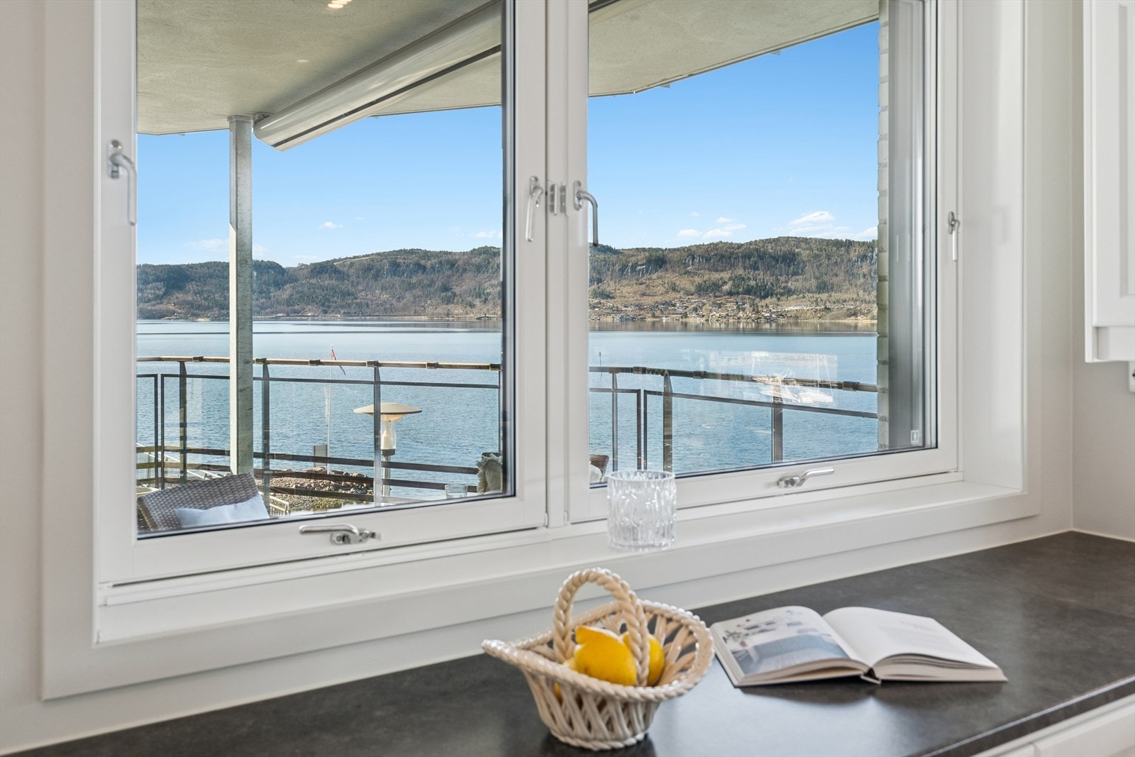 Vinduene sikrer godt med naturlig daglys i rommet og at den fantastiske utsikten kan nytes mens man tilbedrer lekre matretter. Galleribilde