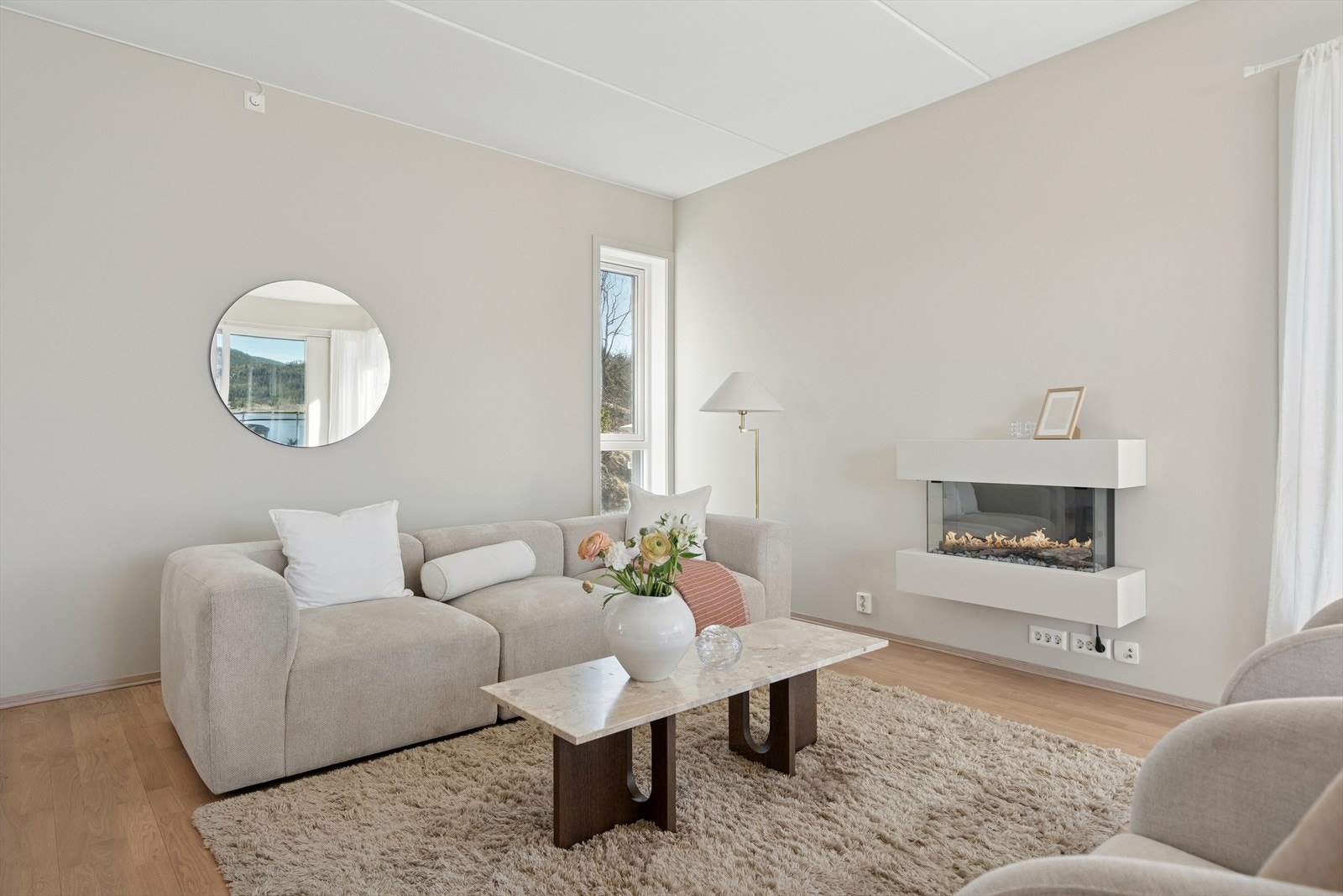 Her kan en innrede etter ønske med både stort spisebord, TV-krok og ønsket møblement, hvor muligheten for møblering er uante. Galleribilde