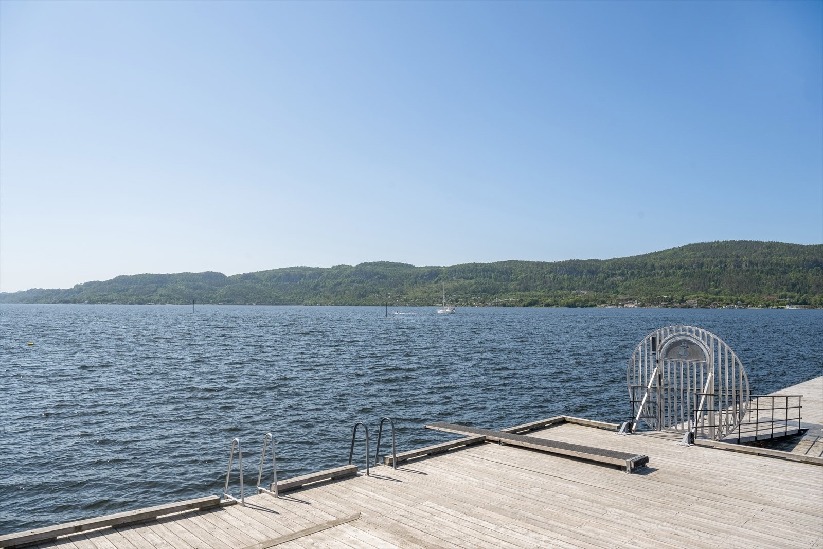 På Nordre Jarlsberg brygge kan en kan ta seg et forfriskende bad morgen så vel som kveld. Galleribilde