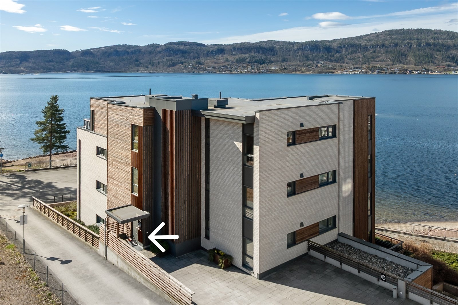 Det er direkte og trappefri adkomst fra Bølgeveien til samme plan som leiligheten. Galleribilde