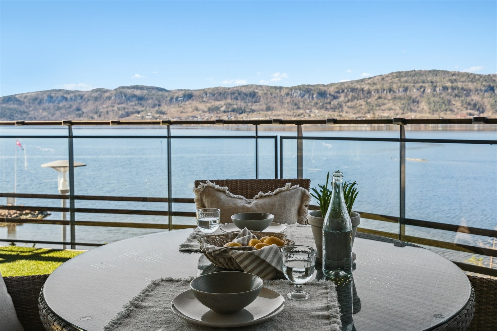 Detaljbilde fra balkongen som viser den flotte utsikten i bakgrunn. Galleribilde