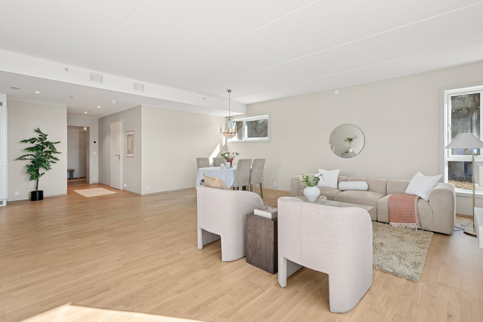 Stuen har flotte detaljer som parkettgulv m/termostatstyrt vannbåren varme, elektrisk peis montert på vegg, godt med stikkontakter, kablet internett i vegg, spotbelysning i en del av rommet og calling anlegg montert på vegg. Galleribilde