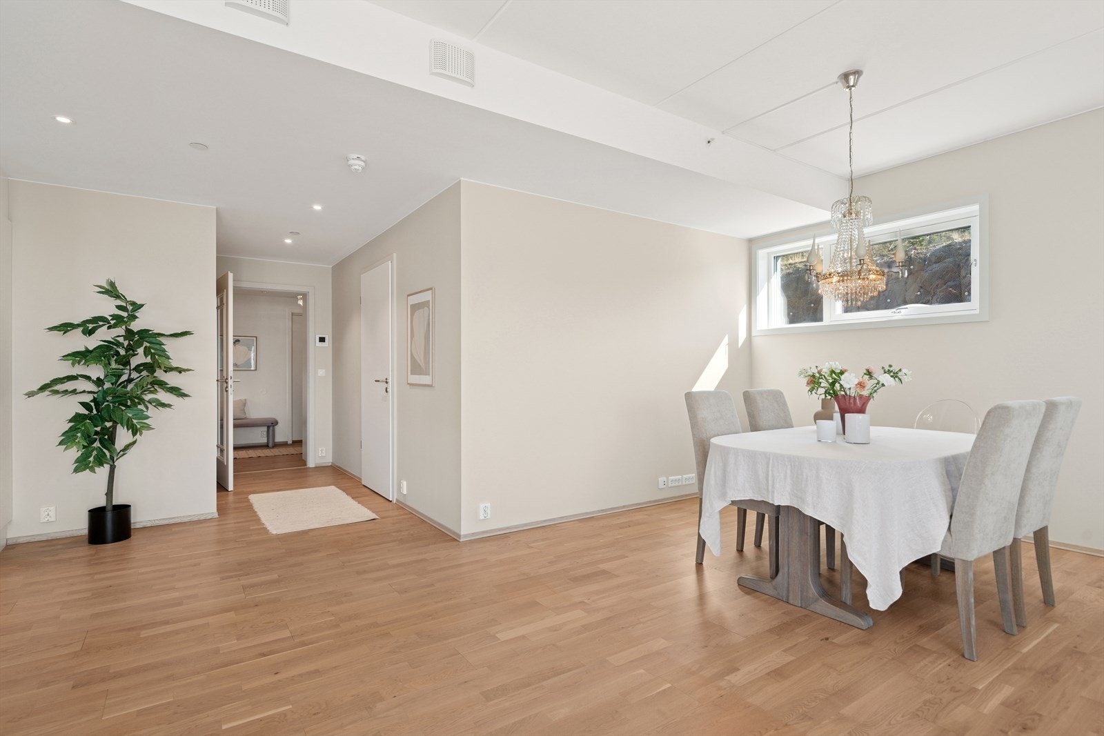 Stuen og spisestuen er særdeles stor, åpen og sosial. Her kan en enkelt møblere etter eget ønske. Galleribilde