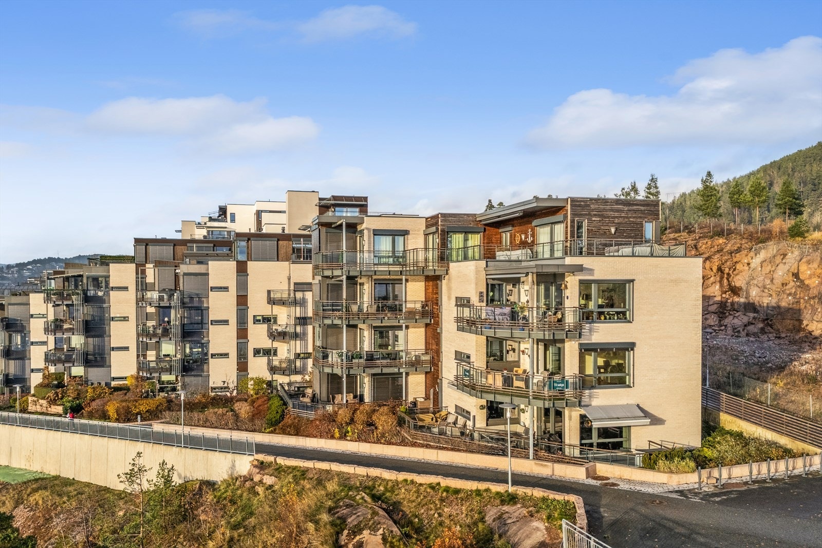 Leiligheten har en fantastisk beliggenhet i en bygning som er beliggende på "slutten" av feltet. Galleribilde