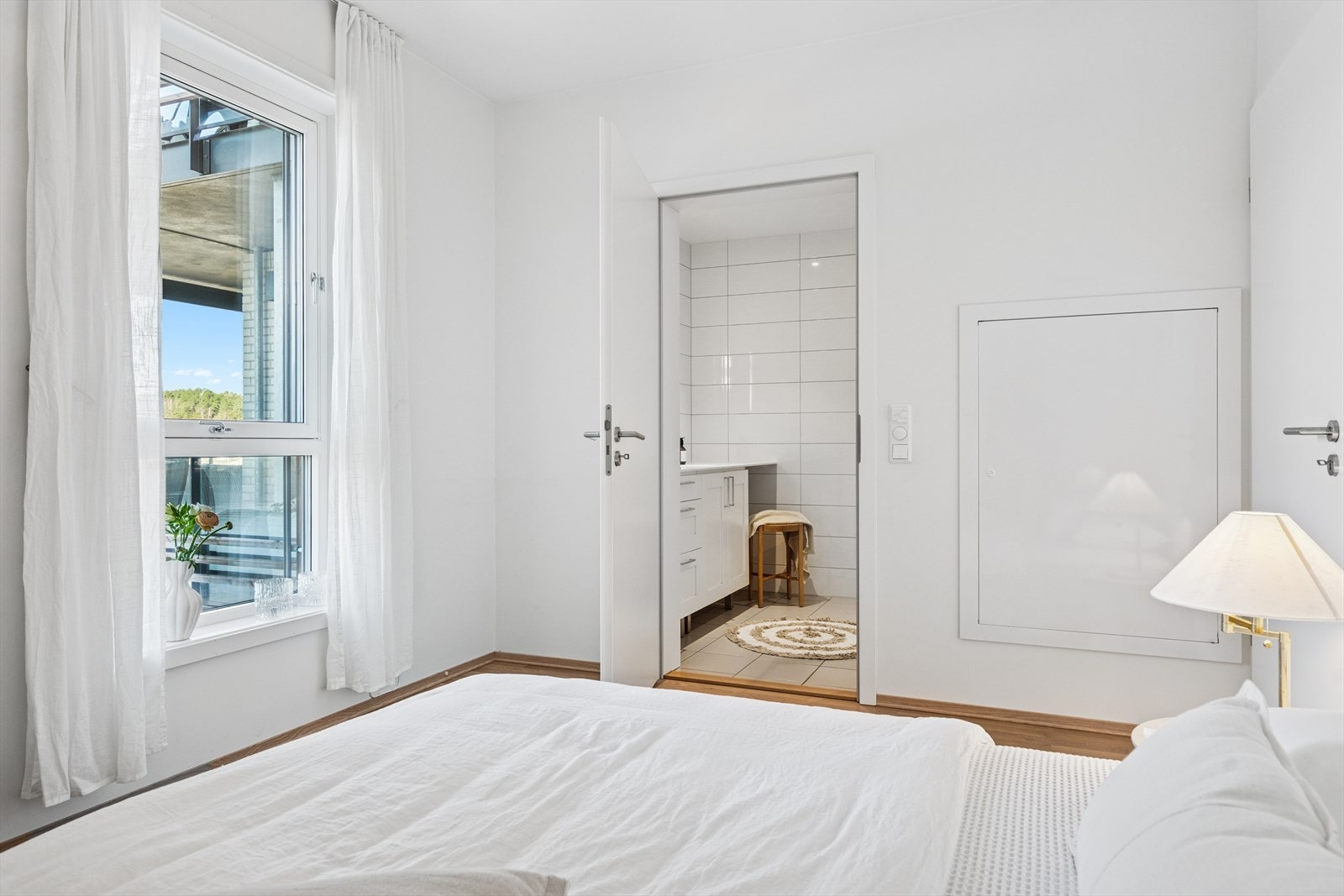 Fra rommet er det direkte adkomst til et personlig baderom. Galleribilde