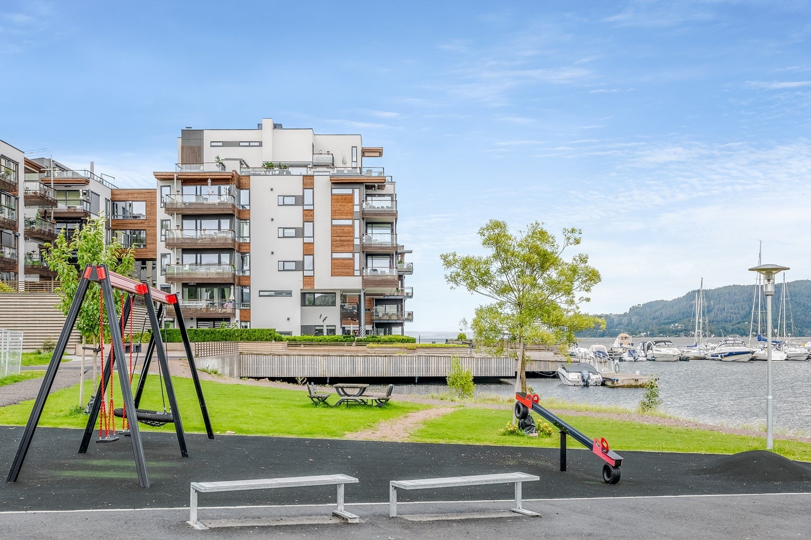 Det er i tillegg lekeplass for de minste i familien i gangavstand fra leiligheten . Galleribilde