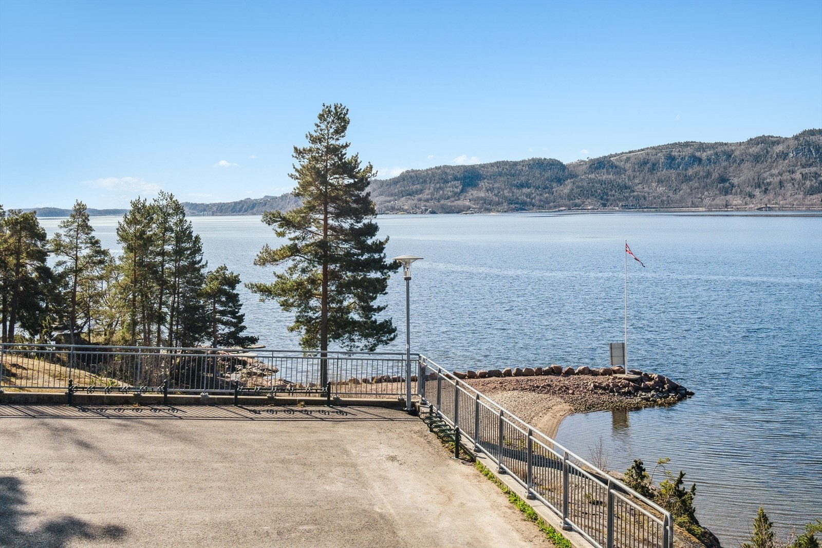 Utsikten fra balkongen byr på en fin kombinasjon av natur, strand, sjø og fine fellesområder. Galleribilde