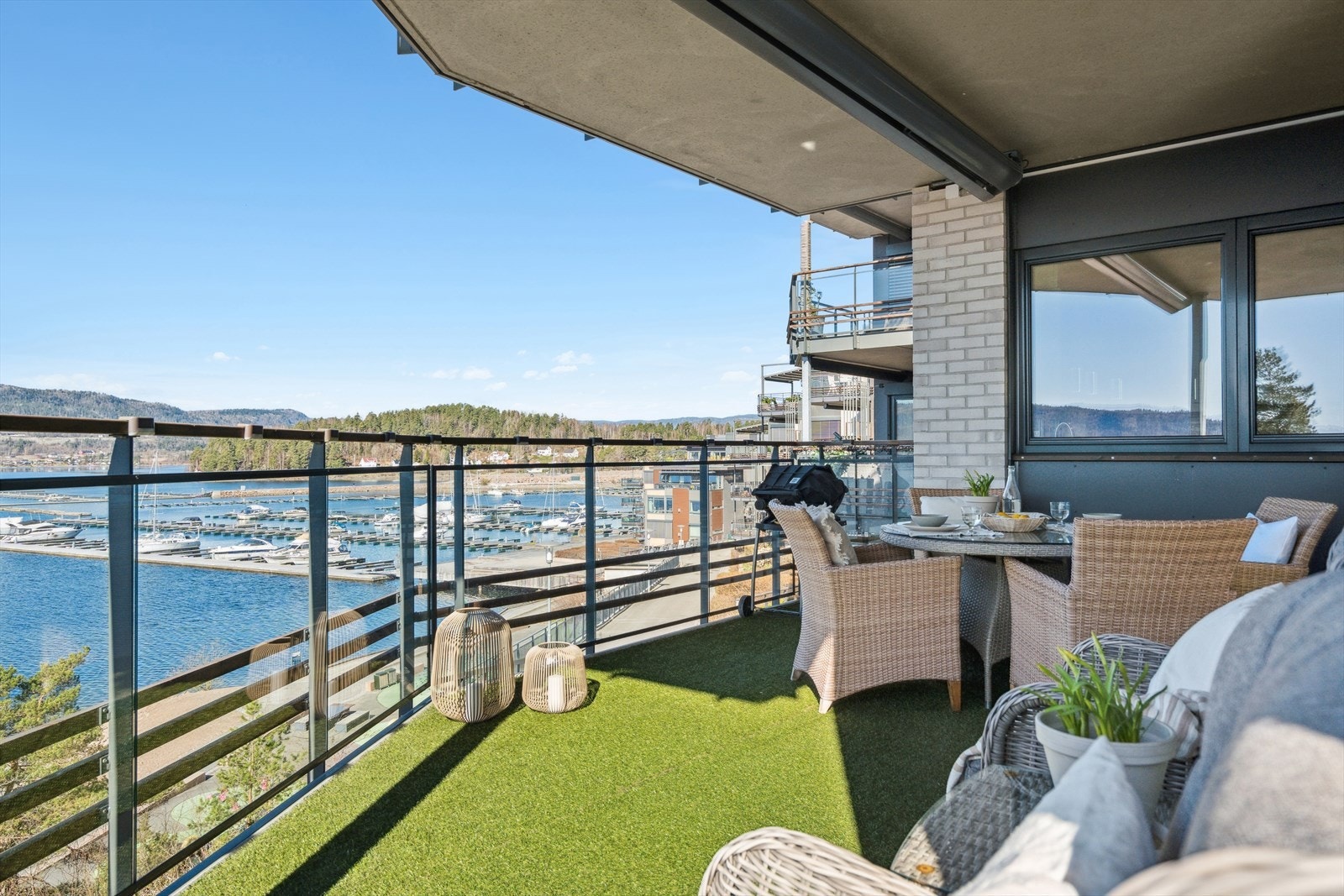 Her kan en nyte en kopp kaffe på egen balkong i solen, eller en god middag i godt selskap. Galleribilde