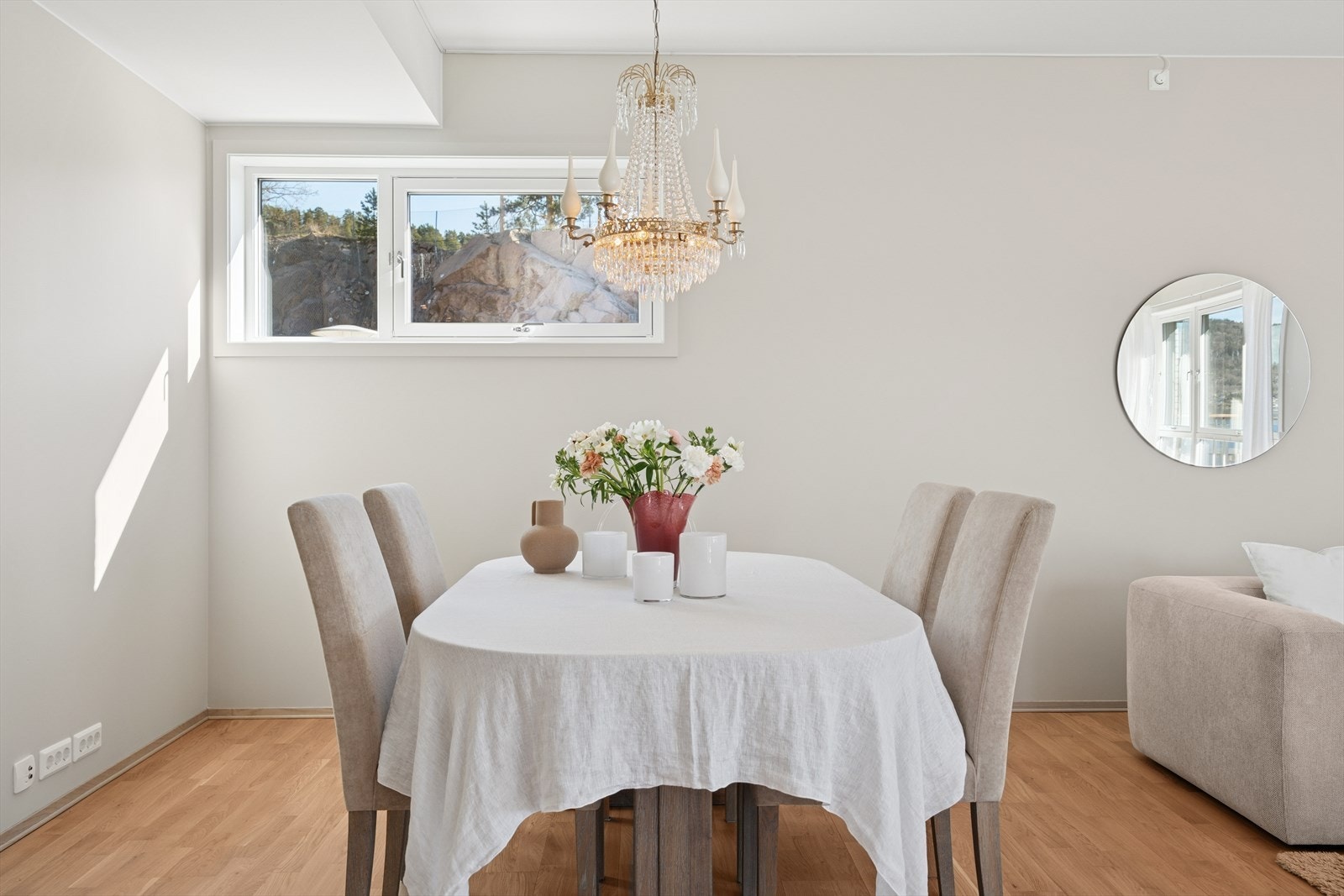 Det er god anledning for innredning med stort spisebord i stuen. Galleribilde