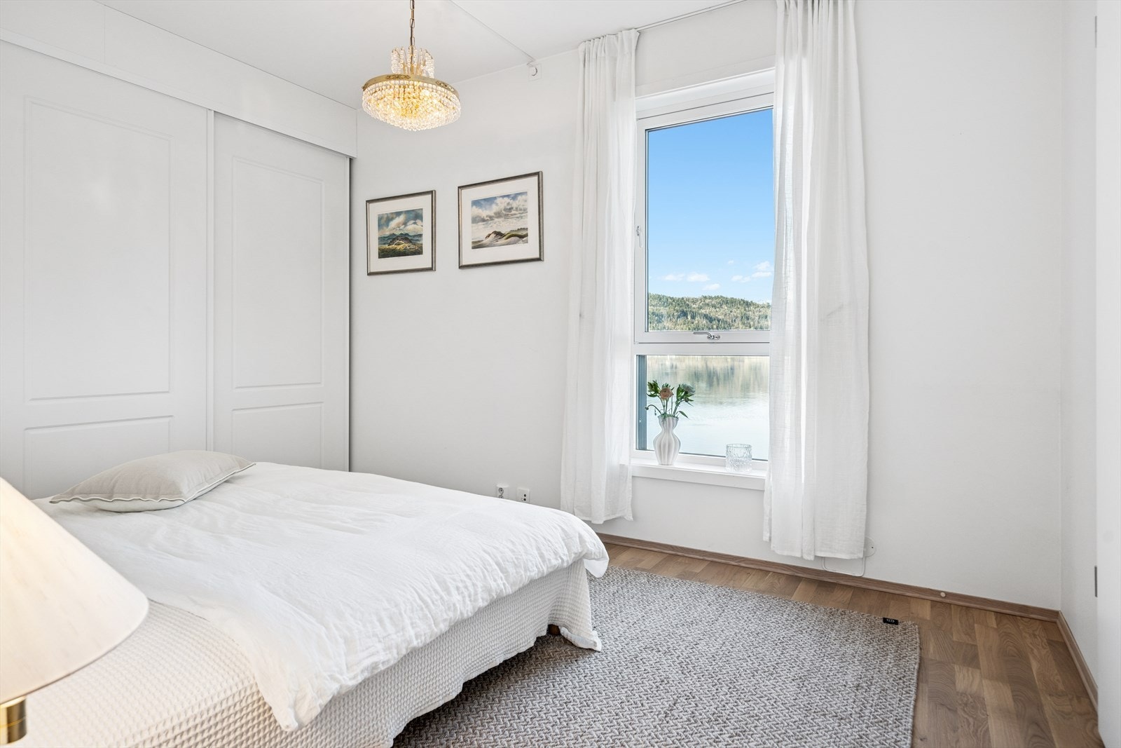 Hovedsoverommet har en særdeles lekker gjennomførelse med gjennomtenkte farge- og materialvalg. Rommet har god plass til dobbeltseng med tilhørende nattbord, samt det er montert gode og påkostede garderobeløsninger. Galleribilde