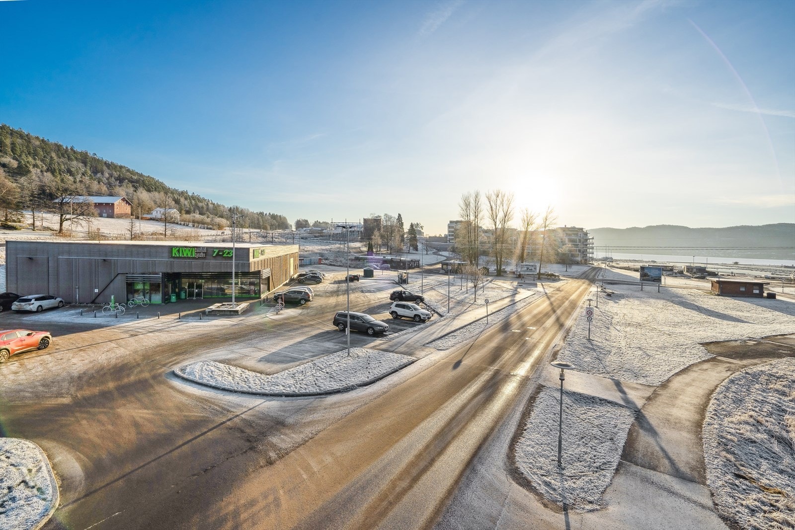 I nærområdet finner vi blant annet brygge, strender, lekeplass, resturant og flotte natur- og friluftslivsområder. Galleribilde