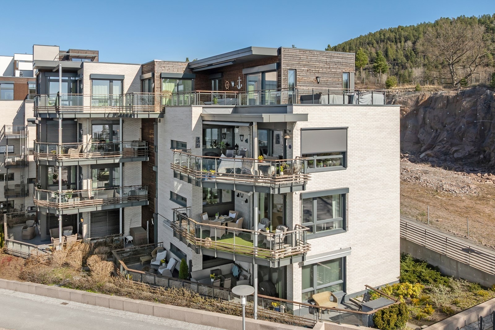 Oversiktsbilde over balkongen og fasaden. Galleribilde