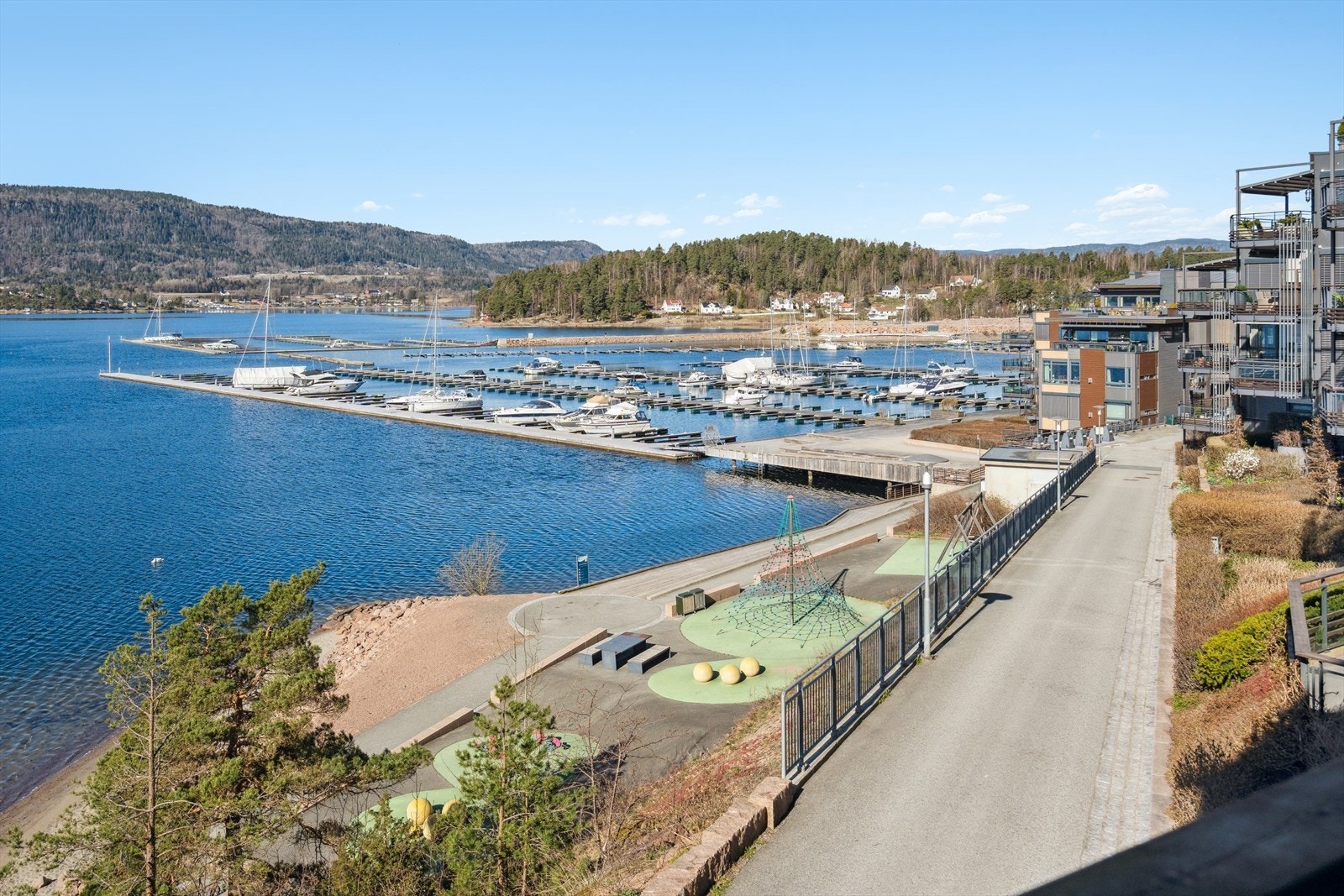 Utsiktsbilde fra balkong mot bryggeområdet. Leiligheten har en en ettertraktet plassering i feltet. Galleribilde