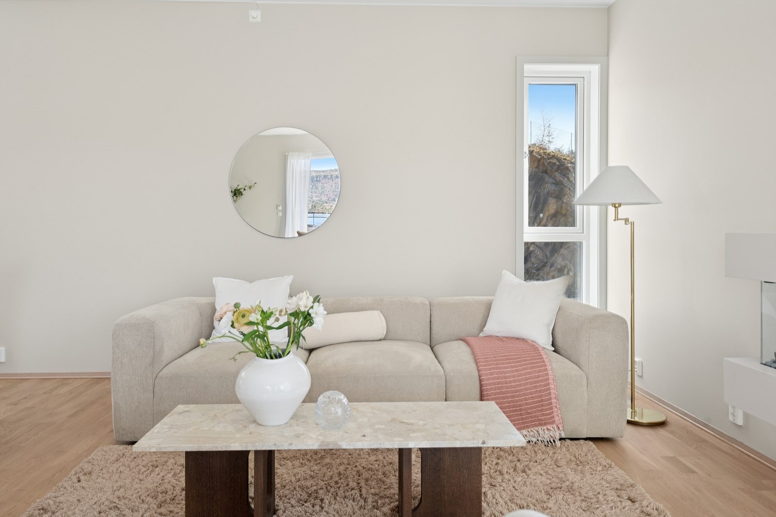 Rommet er gjennomført i lyse og moderne farger på vegger og tak. Galleribilde