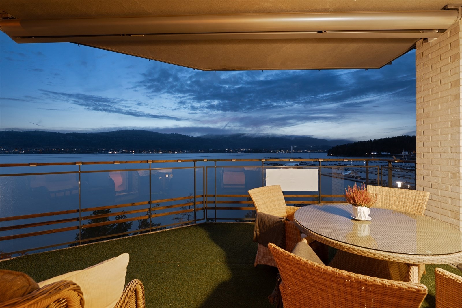 Fra stuen er det videre utgang til en overbygget balkong på hele 19 m² som har god plass til utemøbler som blant annet utebord, lounge og grill. Galleribilde