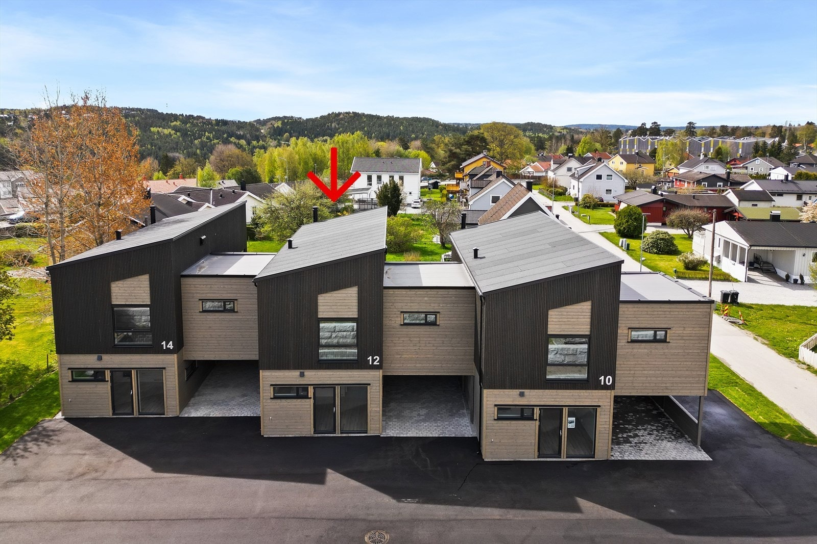 Nybygget bolig miderst i en rekke av 3 Galleribilde