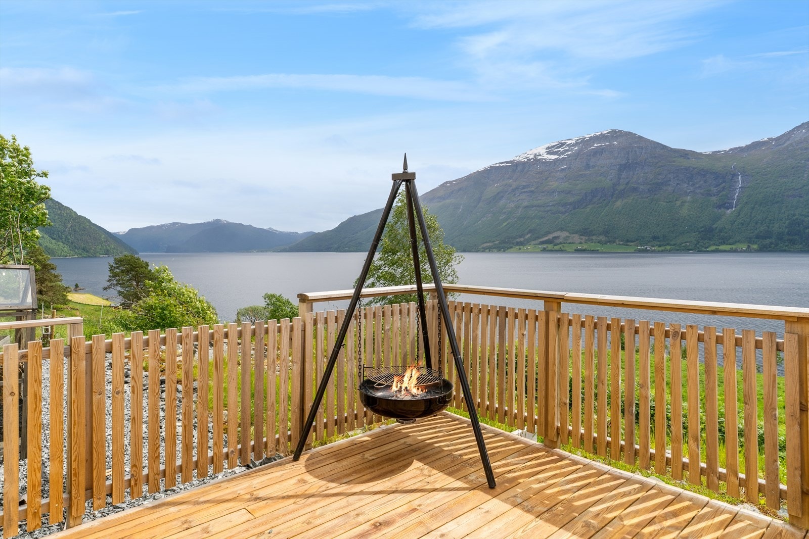 Du har plass til fleire sitjegrupper, bålpanne og det meste anna du skulle ønske Galleribilde