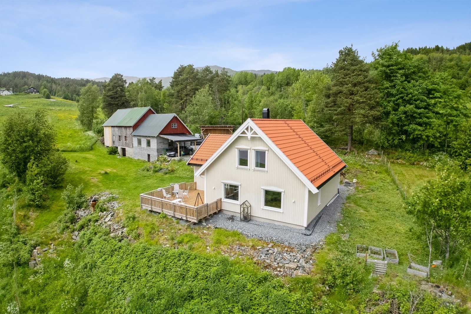Frå terrasse kjem du også til hagen og øvrig tomt Galleribilde