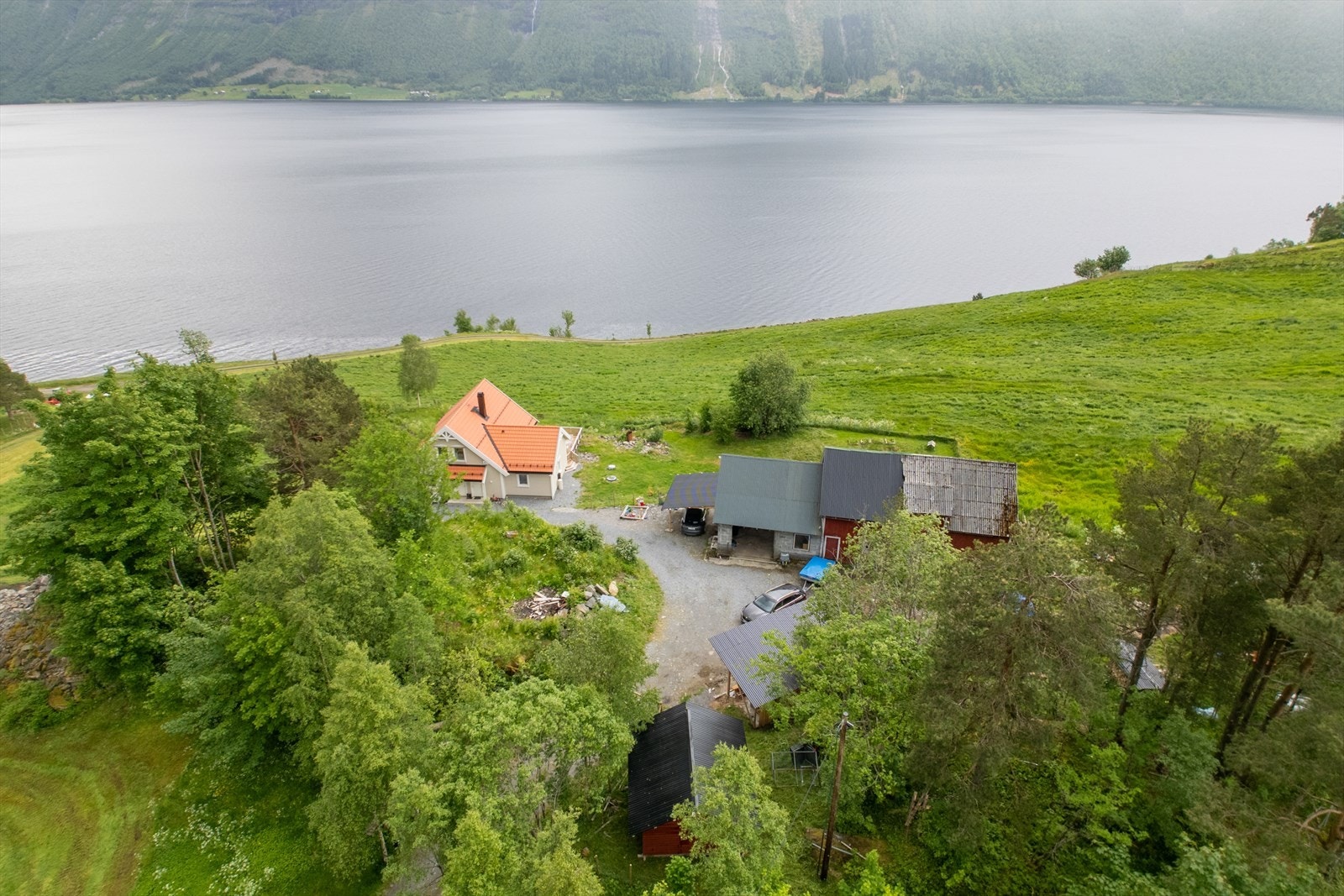 Småbruket ligg landleg og nydelig til ved Hornindalsvatnet, ca 20 minutt køyring til Nordfjordeid sentrum Galleribilde