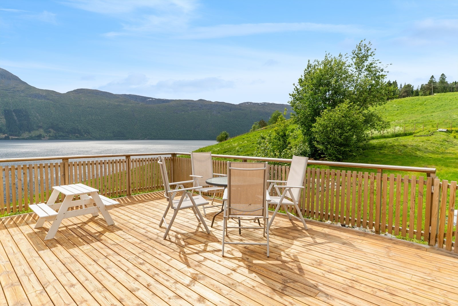 Perfekt å sitje her på solfylte dagar, å nyte stillheten du finn i Heggjabygda Galleribilde