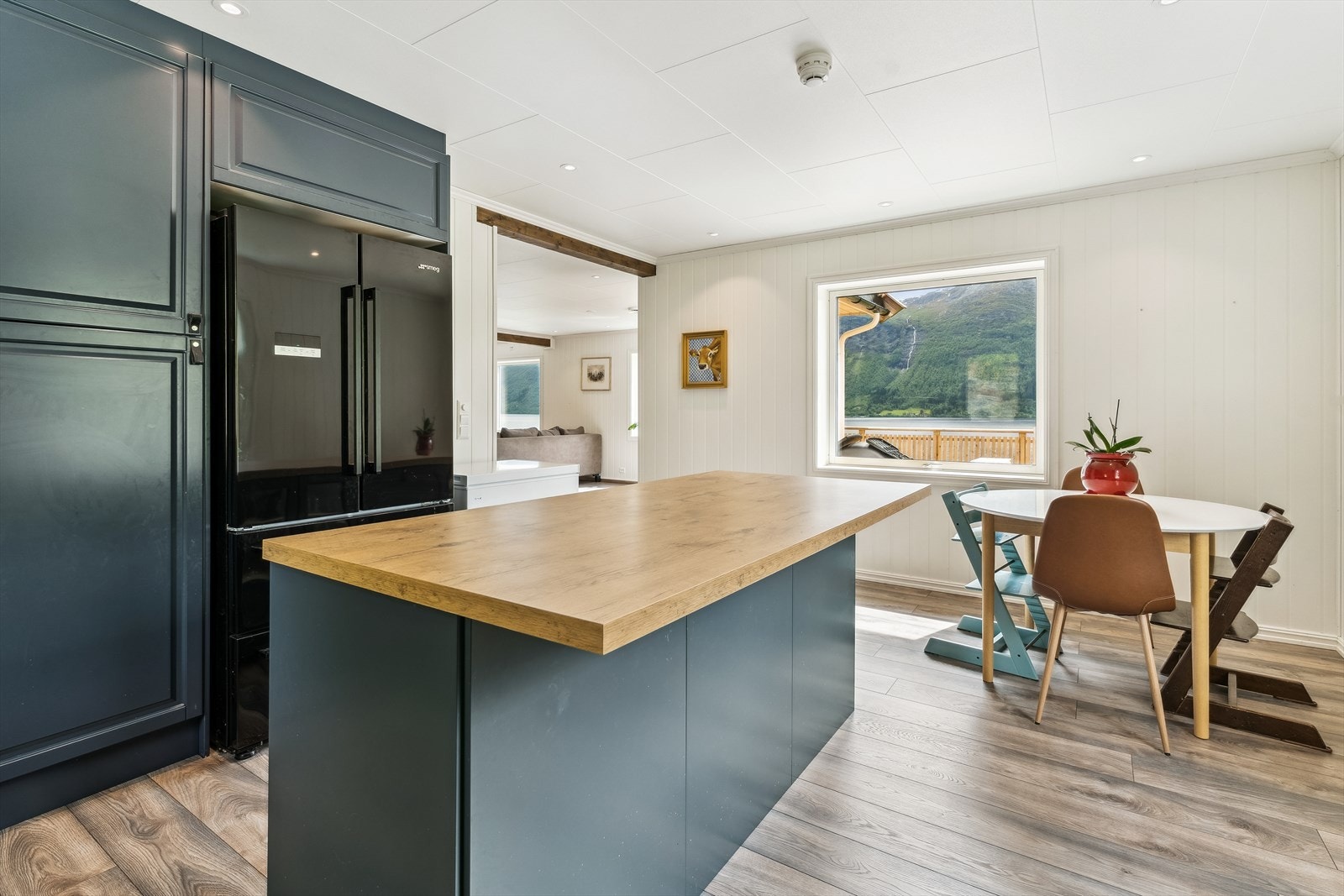 Du har oversikt over tun og mykje av hagen frå kjøkkenet og kan følgje med på det som skjer Galleribilde