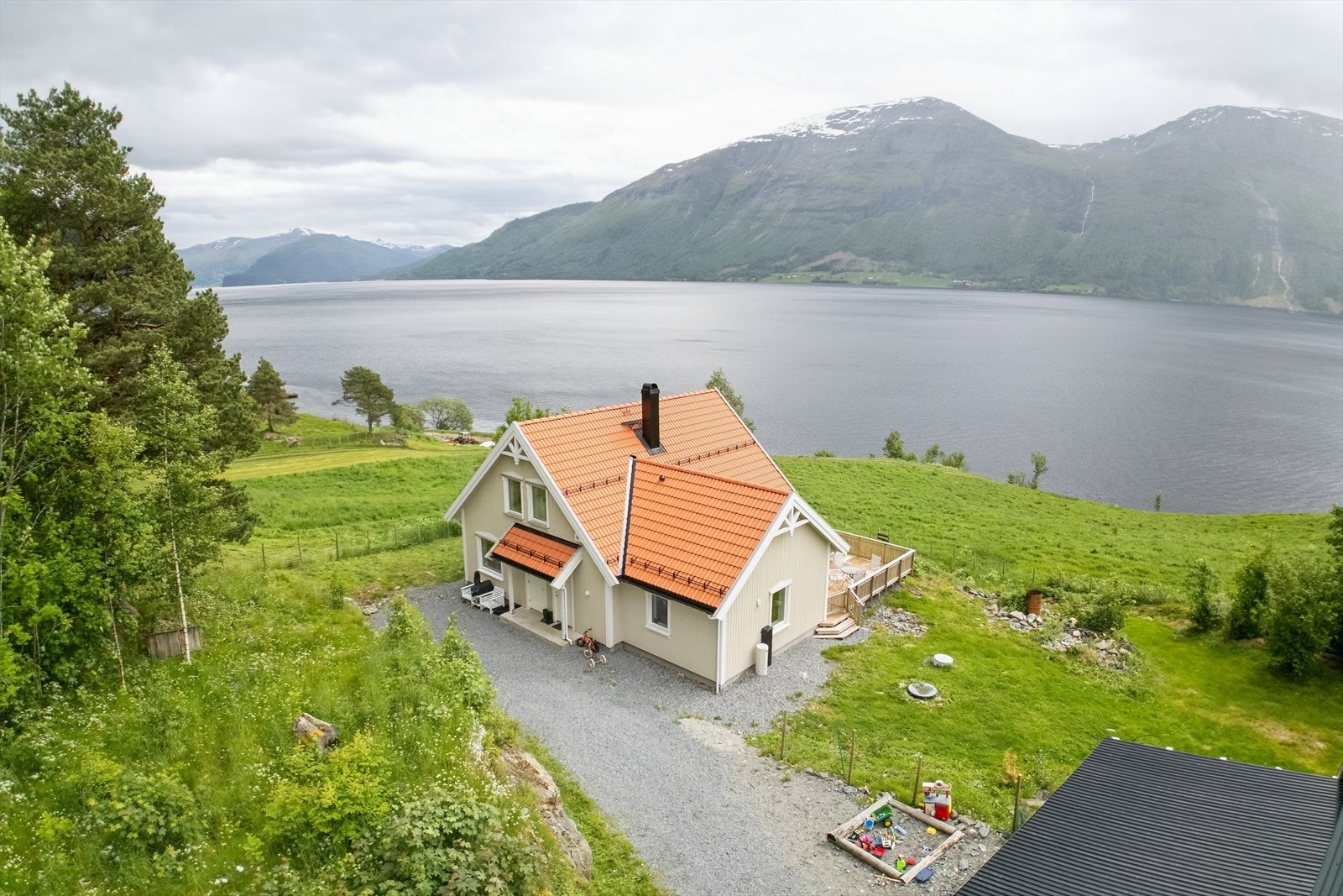 Einebustaden er satt opp i 2022 og framstår som ein praktisk og arealeffektiv familiebustad Galleribilde