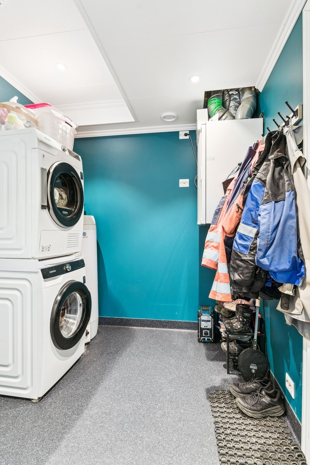 Frå kjøkkenhagen kan du gå inn gjennom vaskerommet, med golvbelegg er det lett å reingjere! Galleribilde