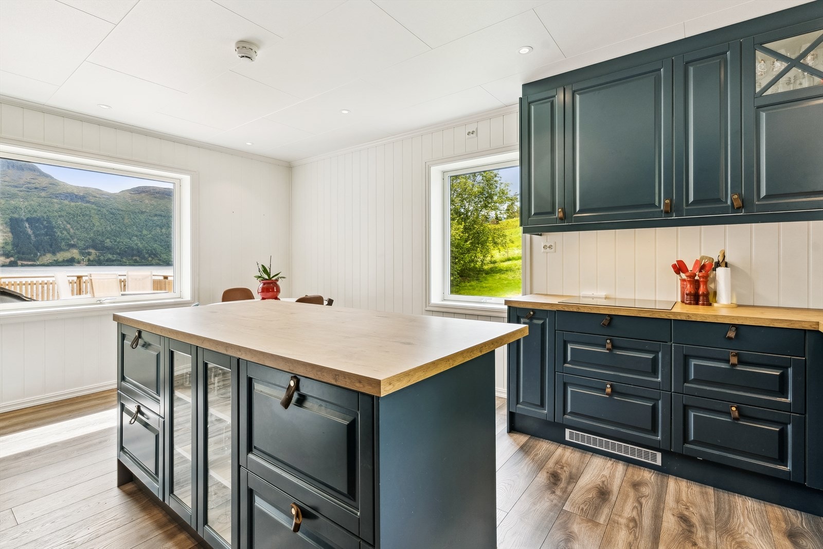 Her har du godt med oppbevaringsplass i innreiinga og mykje benkeplass - perfekt for hobbykokken Galleribilde