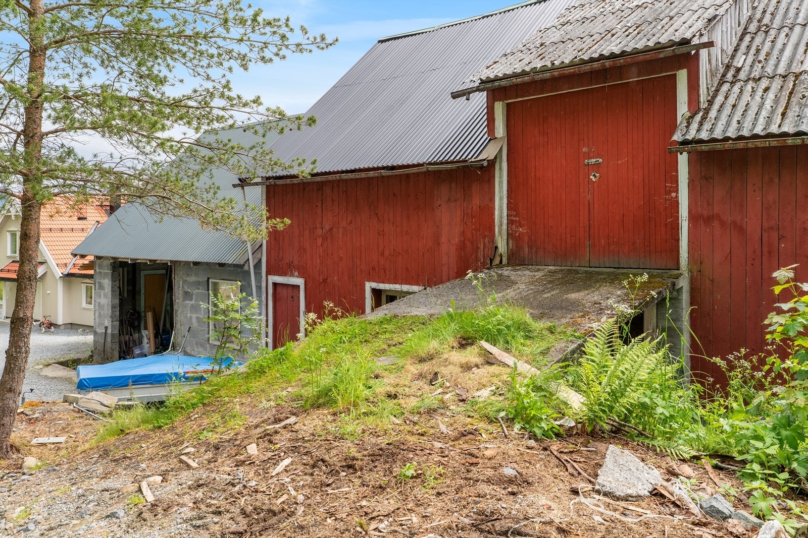 Stor driftsbygning med garasje og mykje oppbevaringsplass Galleribilde