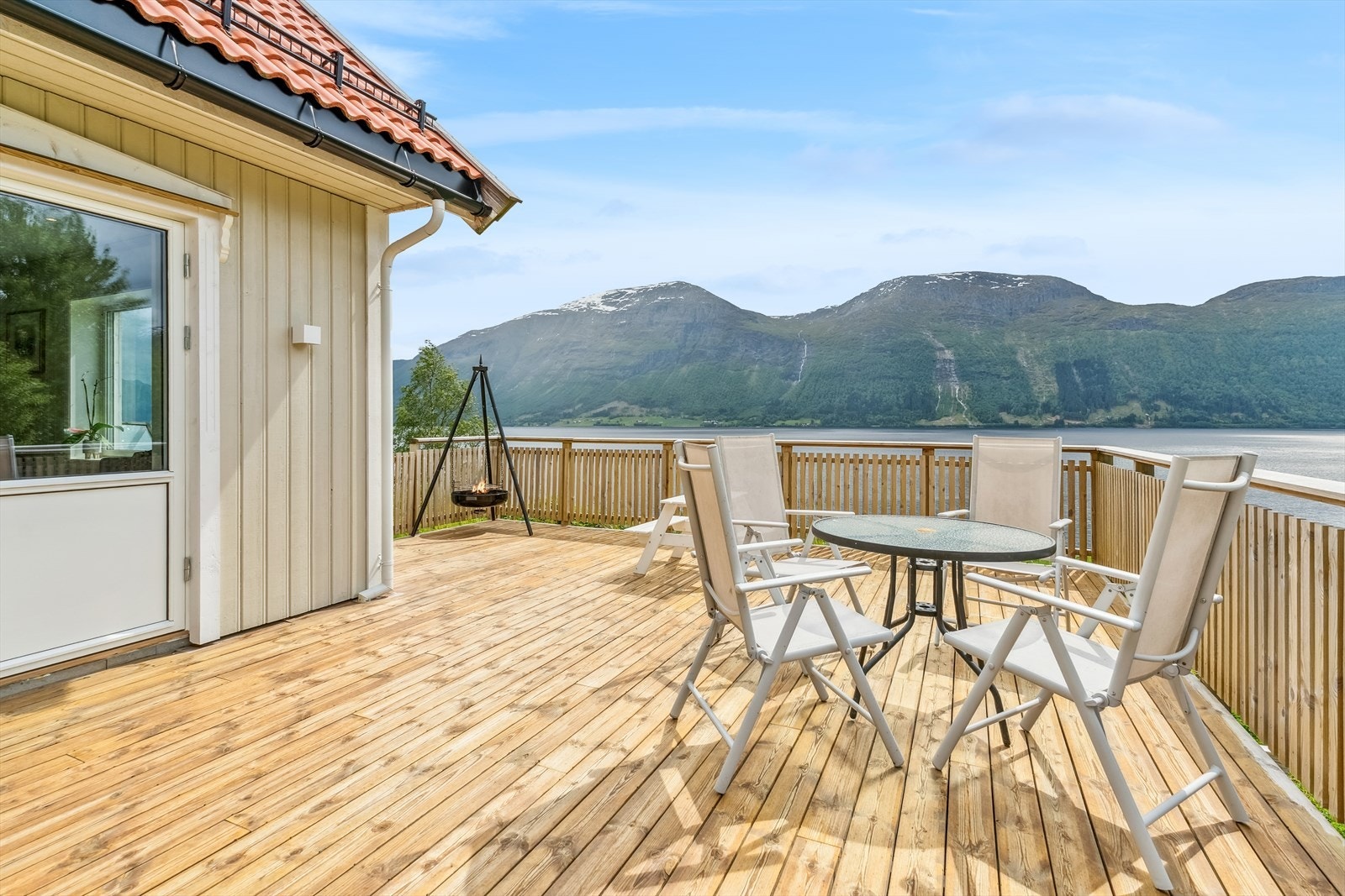 Her finn du ein nyare einebustad med ei romsleg gardsbygning. Stor, inngjerda hage og mykje meir! Galleribilde