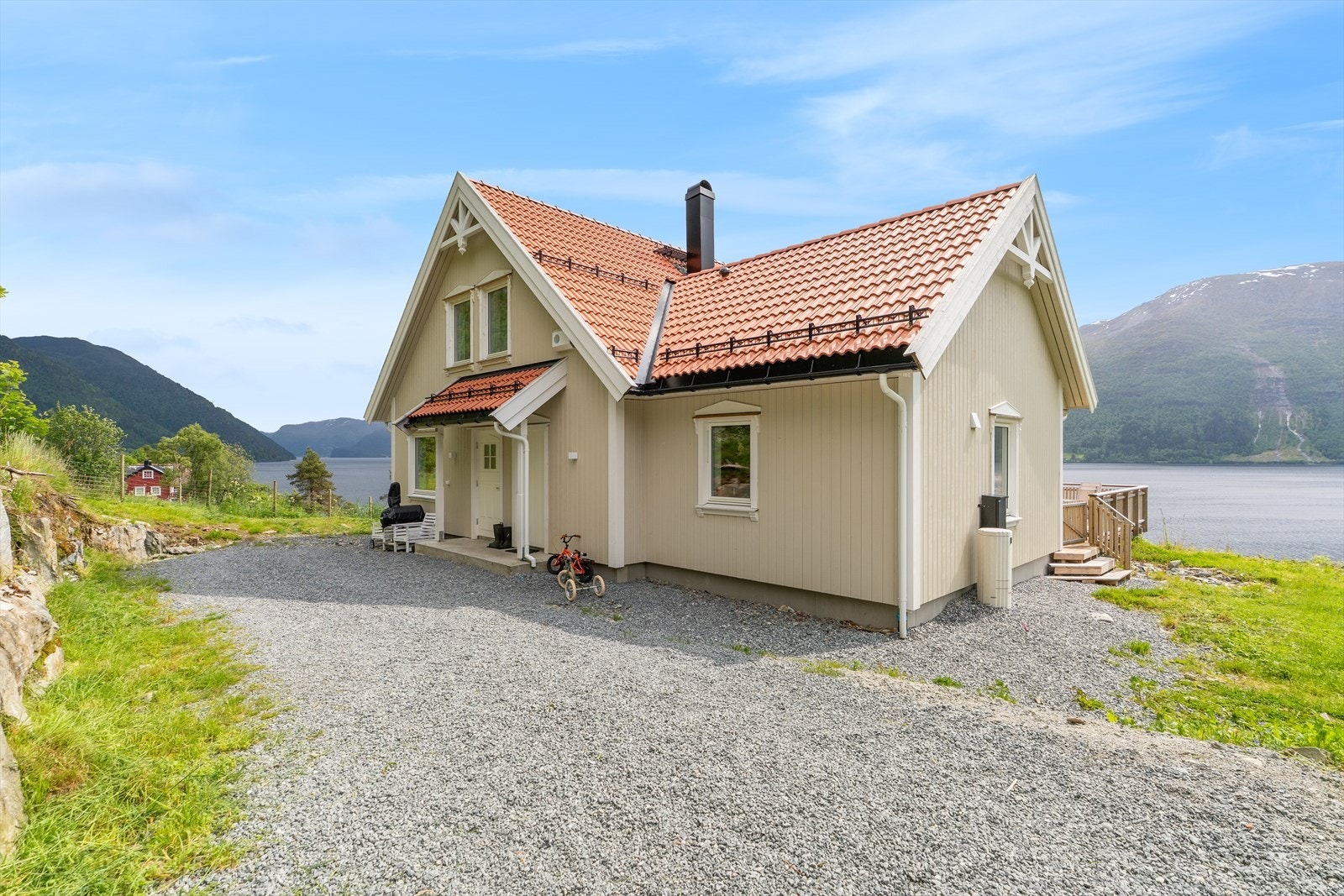 Einebustad med nydelig beliggenhet på Malheim. Fantastisk utsikt til fjellheimen og Hornindalsvatnet Galleribilde