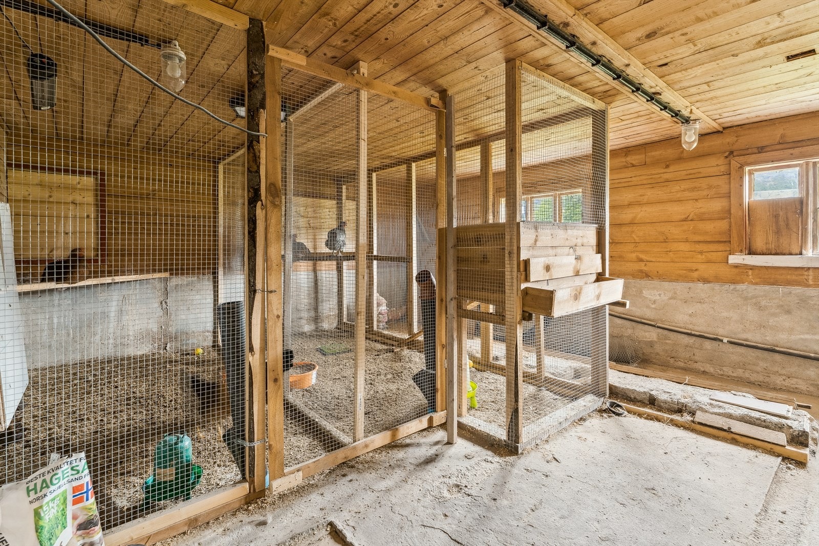 Inne i deler av underetasjen er det i dag laga til for høns Galleribilde