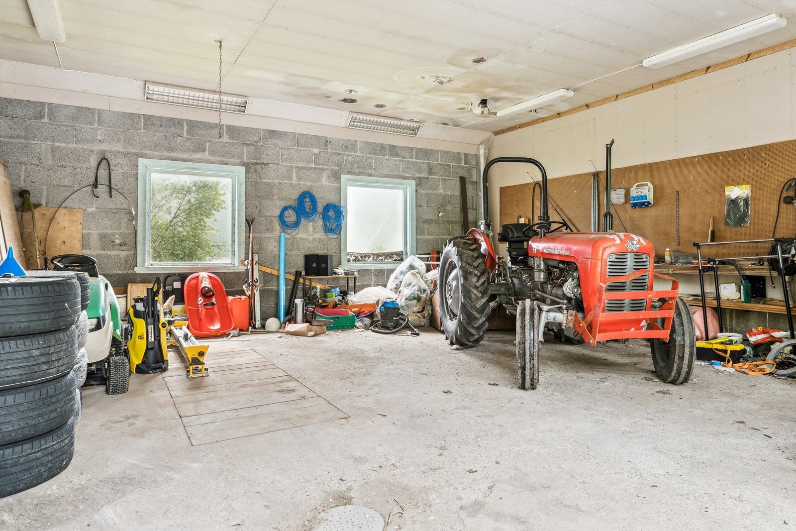 Garasjeplass i driftsbygning. Galleribilde