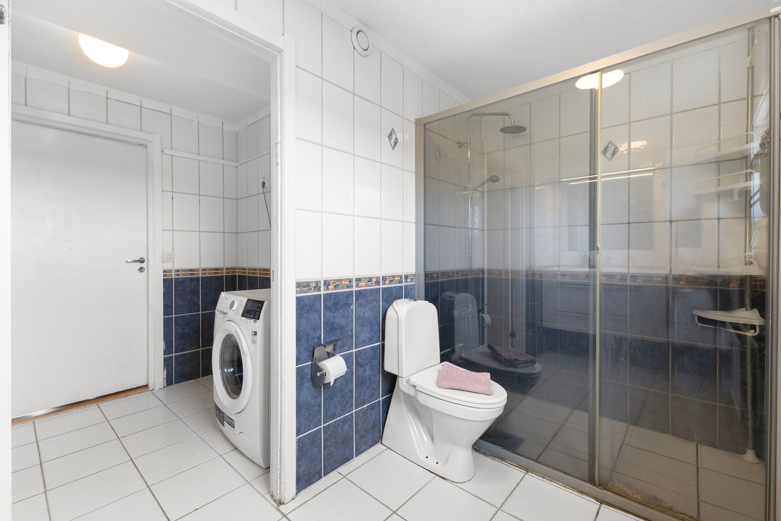 Eget vaskerom med plass til både vaskemaskin, tørketrommel og oppbevaring - en sjeldent bonus i denne prisklassen. Galleribilde