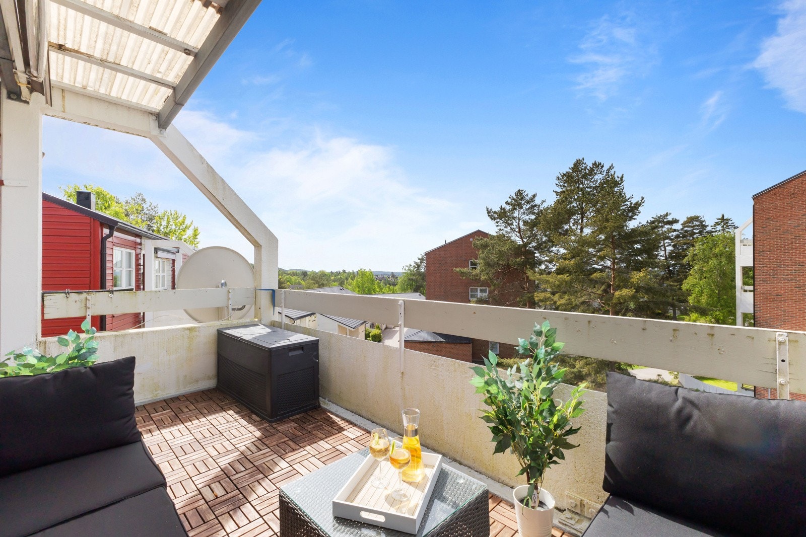 Balkongen er en herlig forlengelse av stuen på sommerhalvåret. Galleribilde