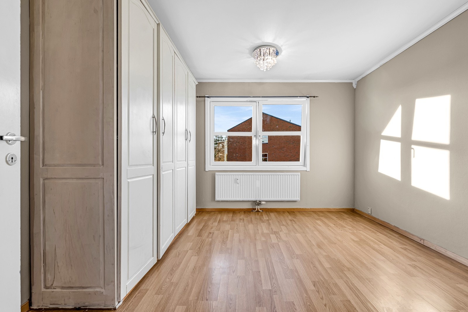 Leiligheten har 3 store soverom, alle med lyse nymalte veggoverflater og gode lysinnslipp. Galleribilde