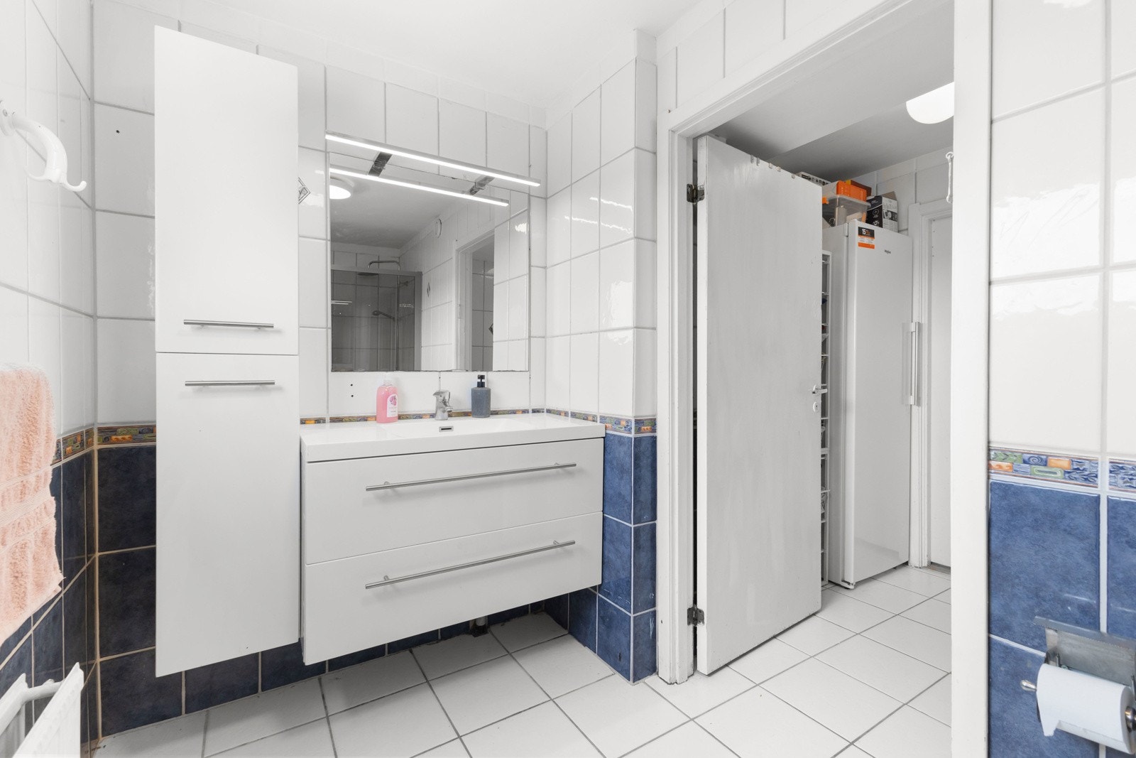 Stort flislagt bad/ vaskerom. Galleribilde