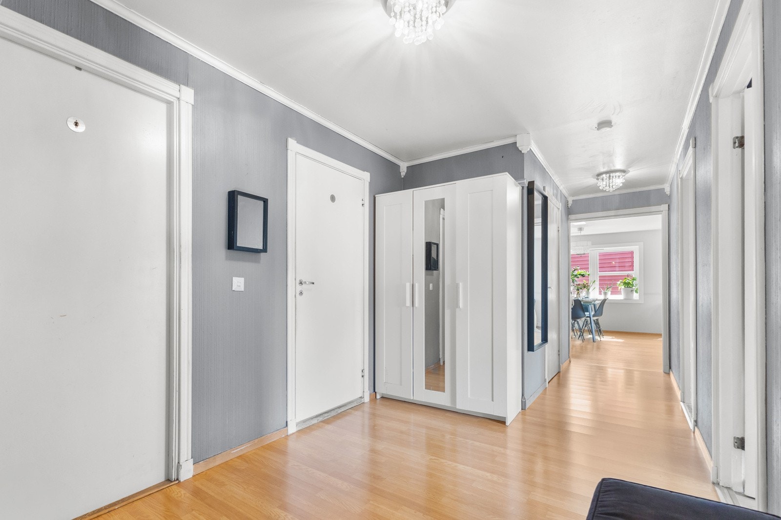 Praktisk inngangsparti av god størrelse som gir et godt førsteinntrykk. Galleribilde