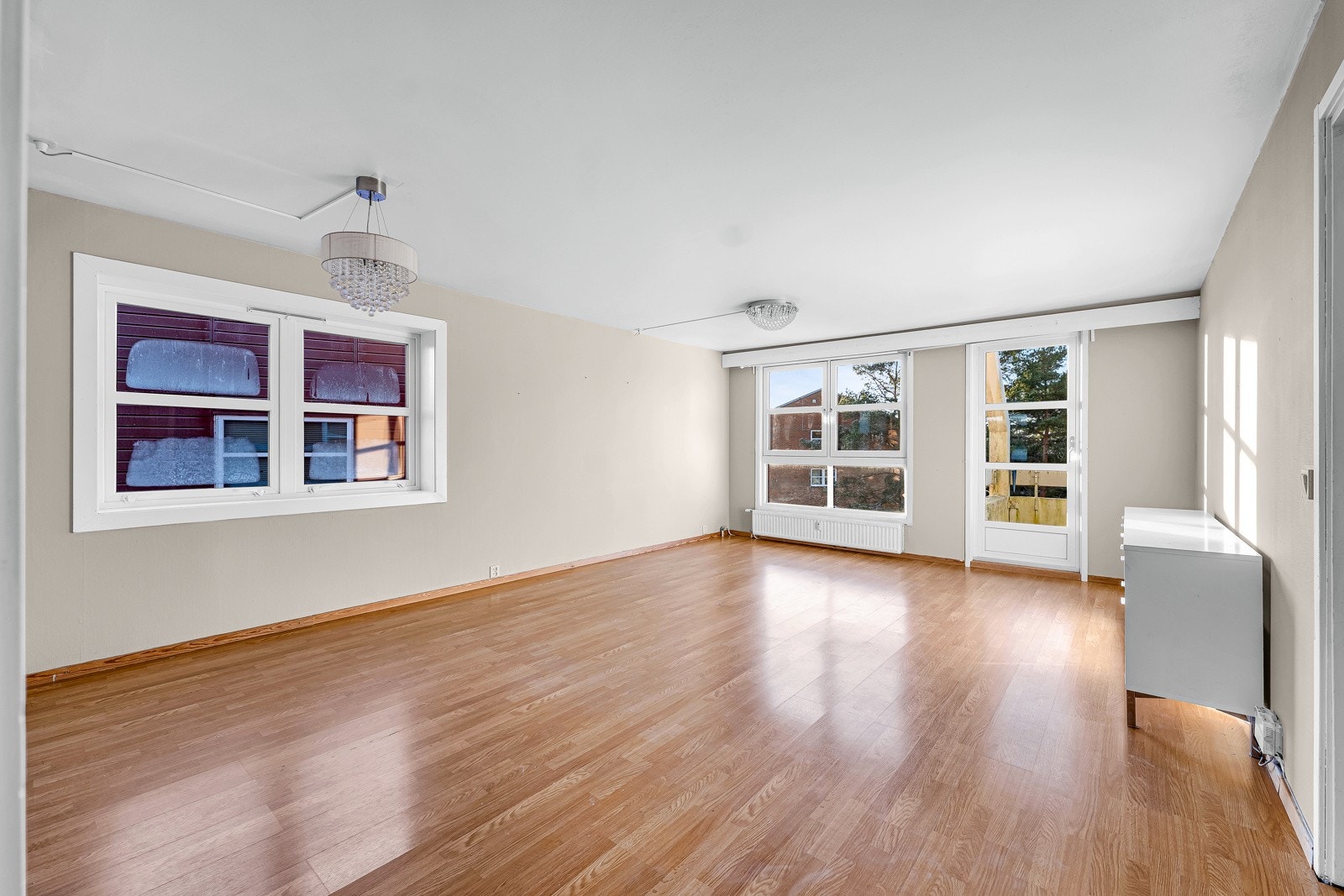 Åpen sone for sosialt samvær. Fra stuen har man utgang til solrik balkong. Galleribilde