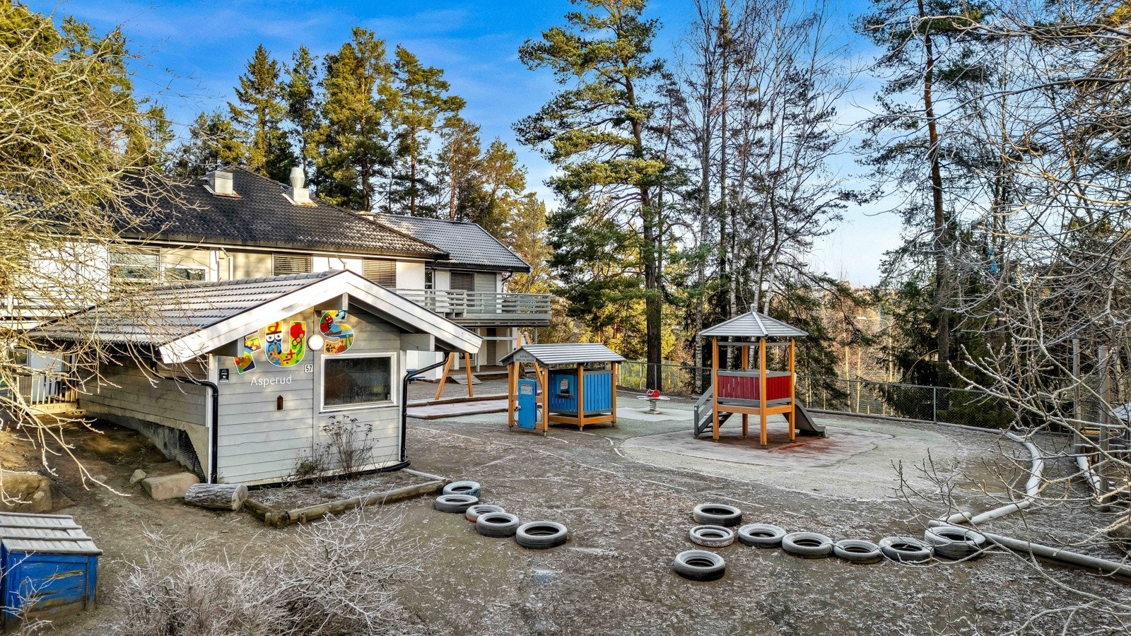 Området er perfekt for barnefamilier med skoler og barne hage innen kort avsatnd. Fus barnehage ligger kun 100 meter fra boligen. Galleribilde