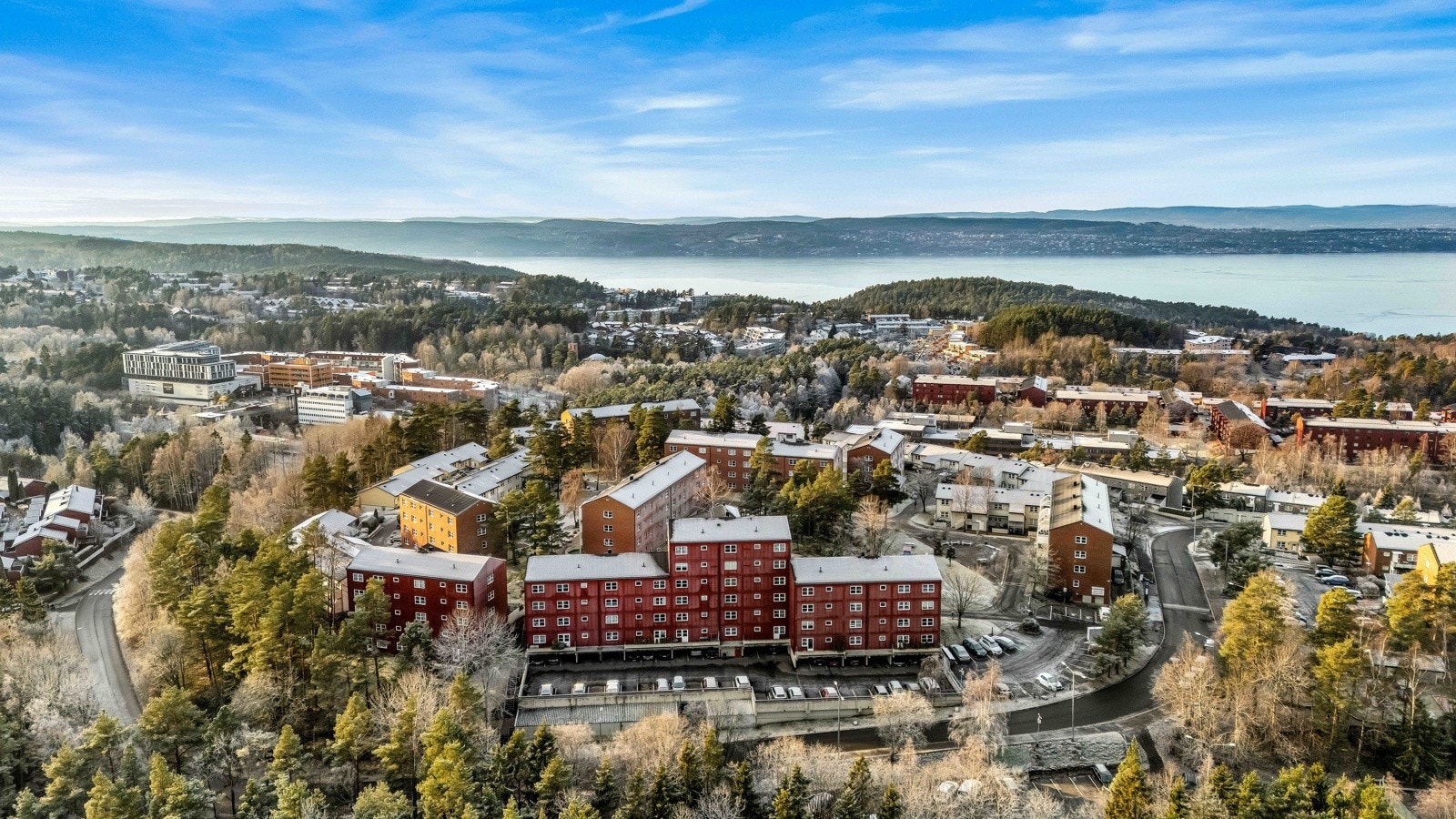 Nabolaget egner seg godt for barnefamilier, med kort gangavstand til skoler og barnehager, samt flotte uteområder som innbyr til lek og sosialt samvær. Galleribilde