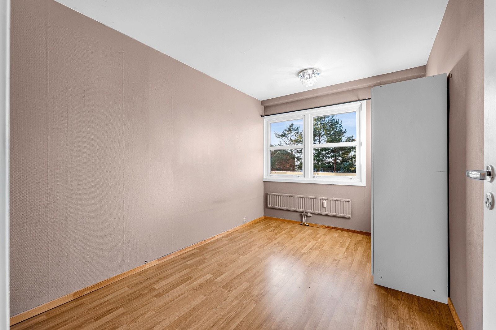 Soverom 2 gir flexksibilitet, og kan eksempelvis brukes som barnerom, gjesterom eller kontor. Galleribilde