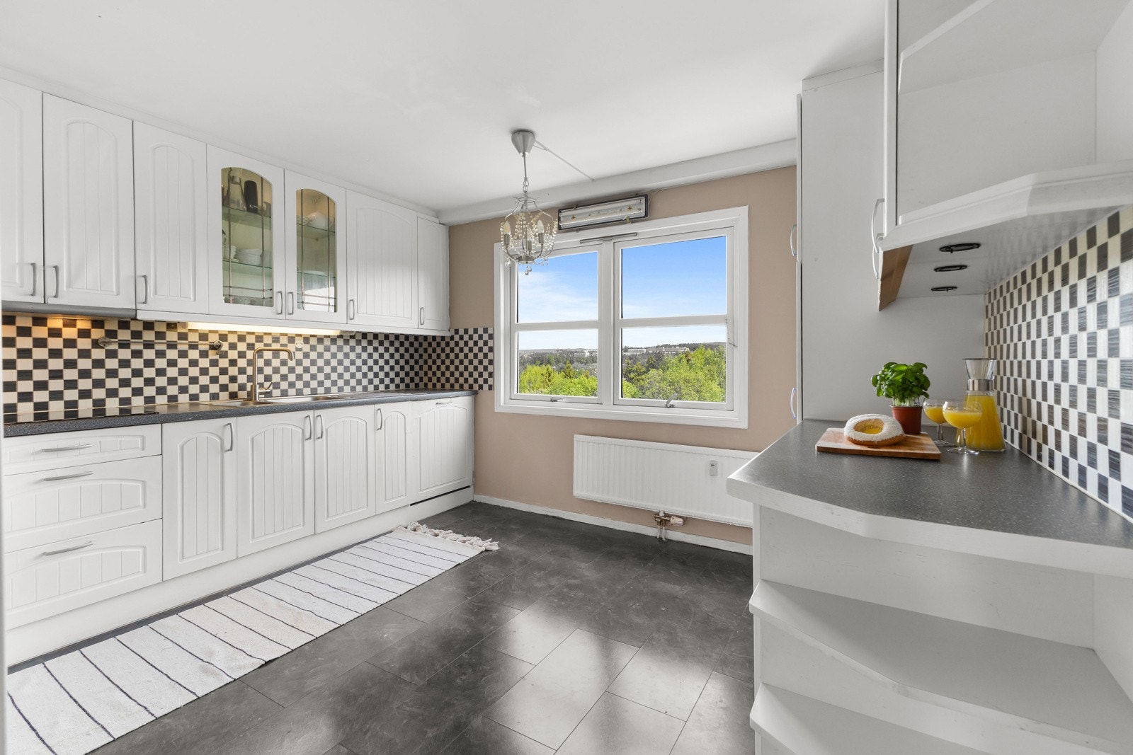 Separat kjøkken med eldre innredning, godt lysinnslipp, god plassutnyttelse og stort potensiale. Galleribilde