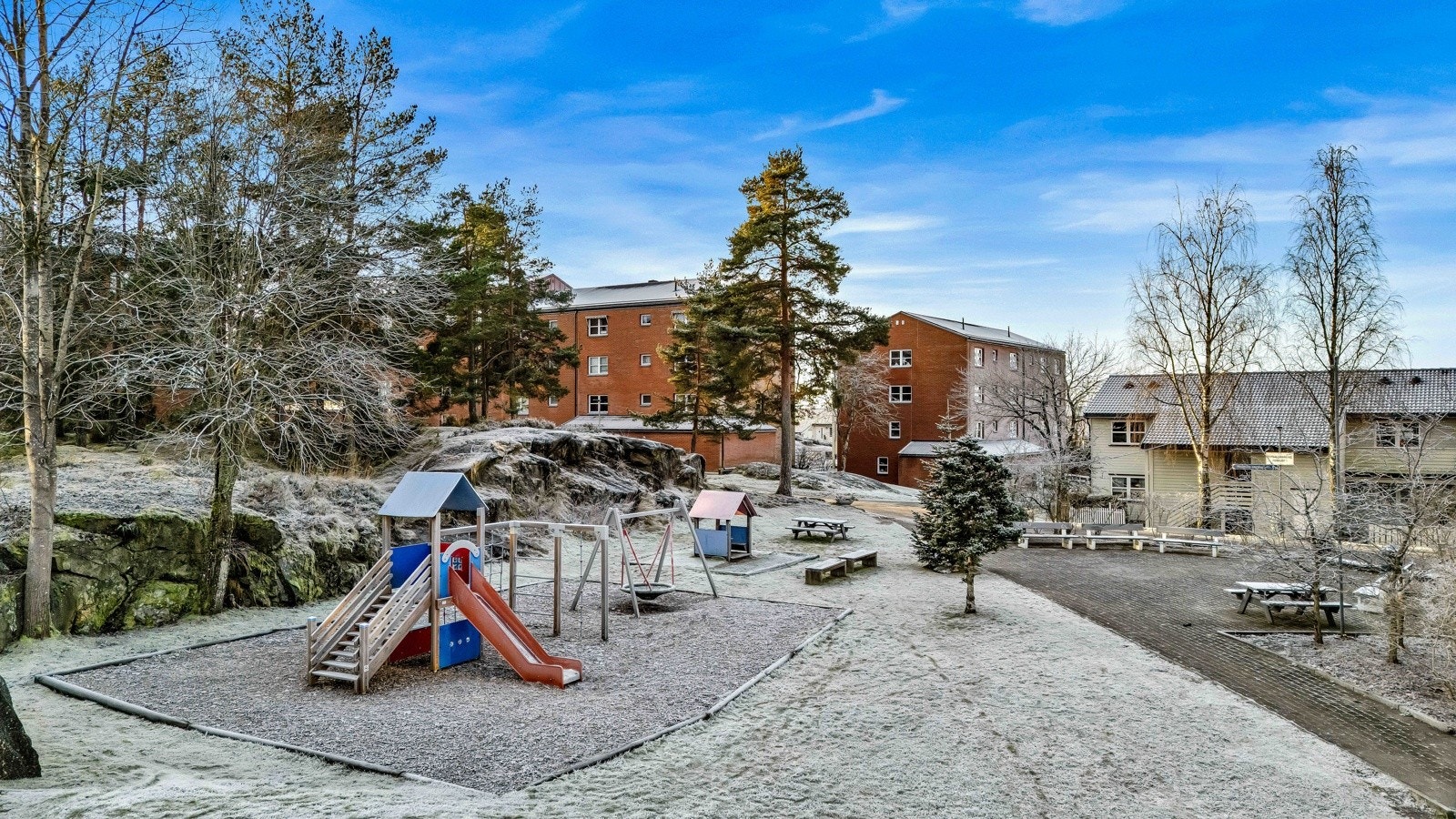Like ved leiligheten finner du lekeplass med sittebenk for de voksne og plen for de firebente. Her kan alle trives. Galleribilde