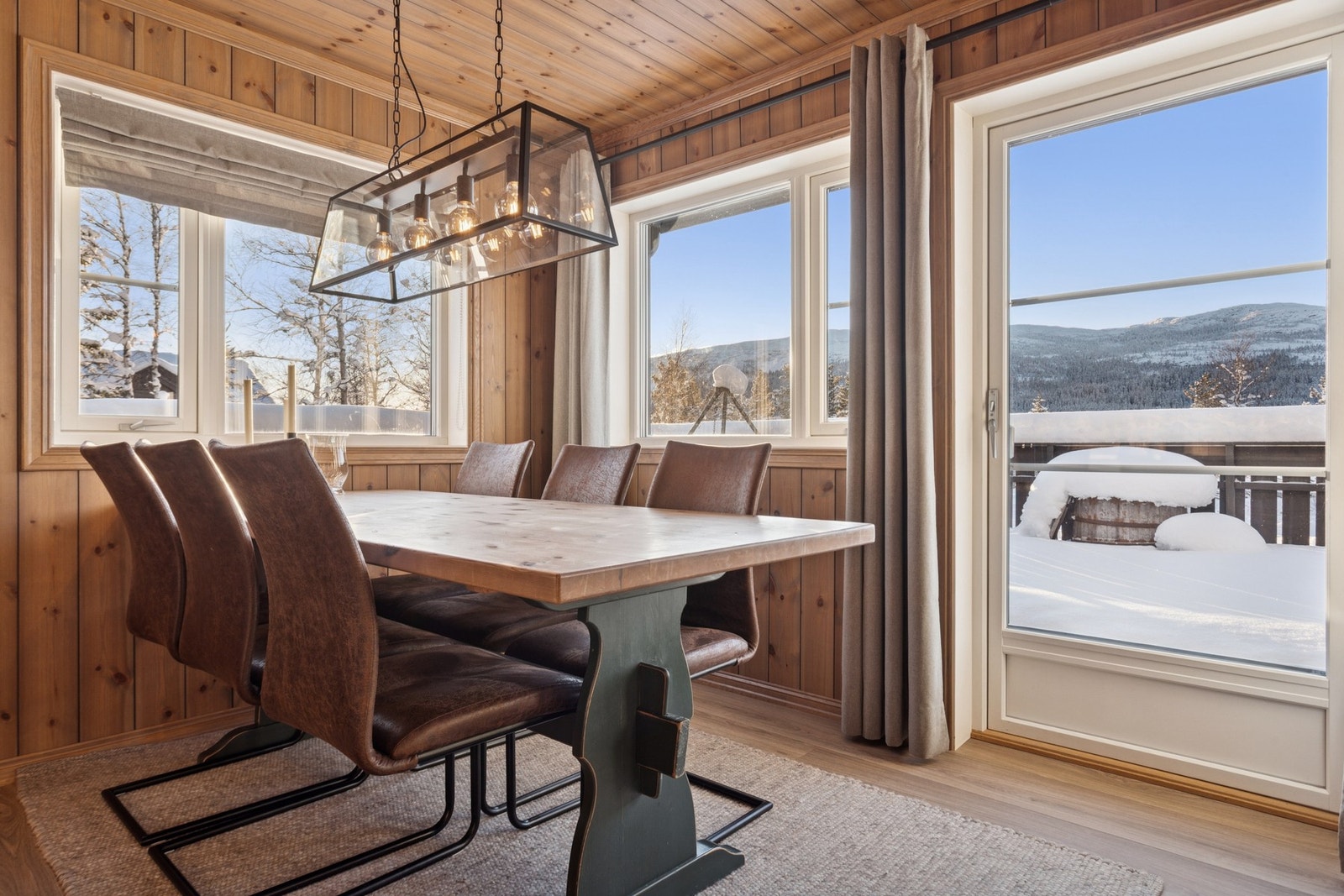 Spisestuen ligger lyst til med store vinduer og utsikt mot den flotte naturen. Galleribilde