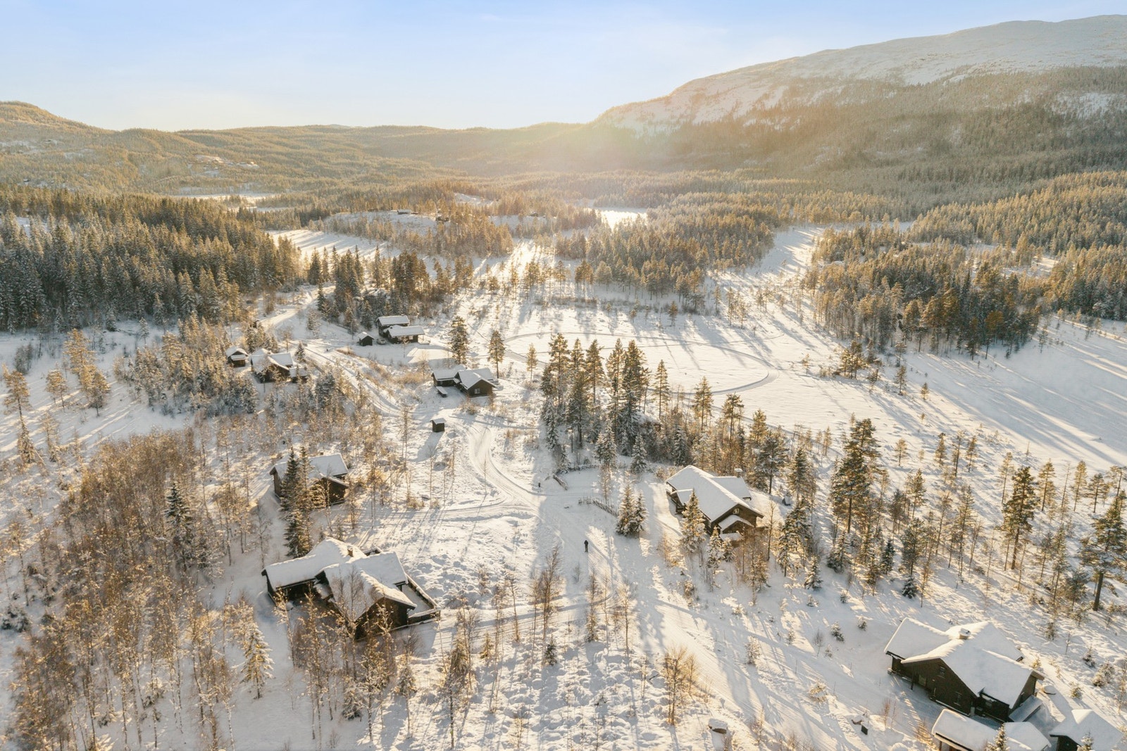 Skarrudsetra ses i kort avstand fra hytta. Her kan man treffe folk og ta seg en matbit. Galleribilde