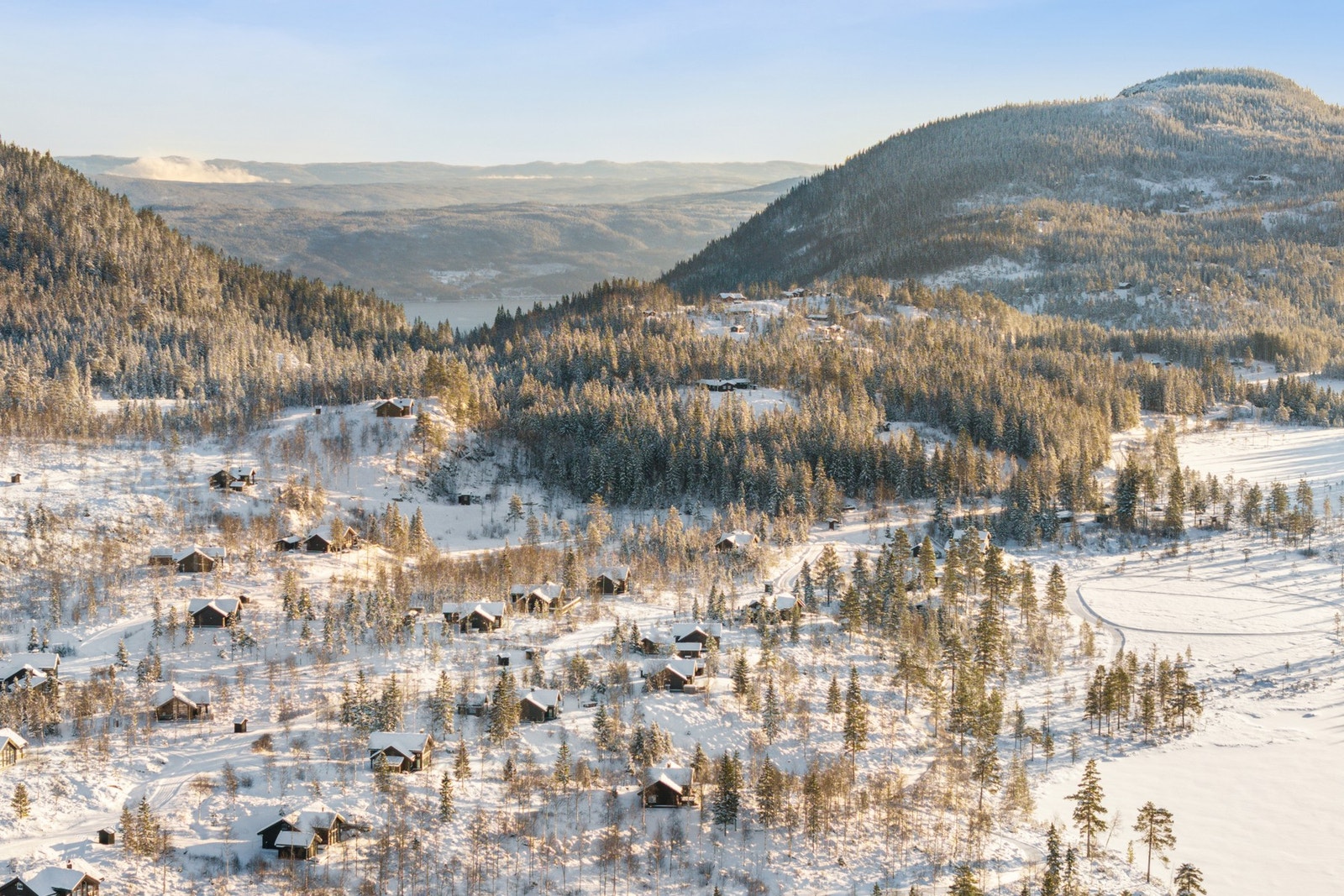 Vikerfjell byr på snøsikre vintre og et variert løypenett. Skarrudsetra ligger like ved - og her kan man kose seg med god mat og drikke. Det er også ofte ulike arrangementer her. Galleribilde