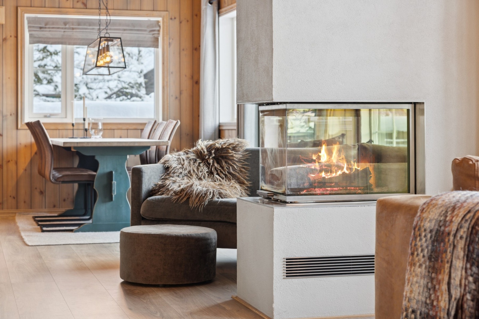 Peisovnen setter stemningen og gir lun varme på kalde vinterdager. Perfekt etter en lang dag ute, eller man bare ønsker å kose seg inne på hytta. Galleribilde