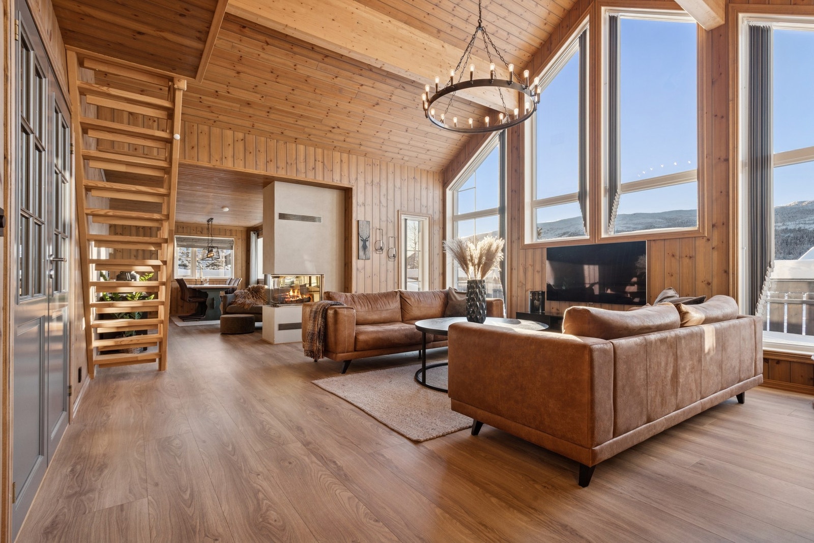 Utsikten slipper inn og skaper en nærhet til fjellandskapet. Galleribilde