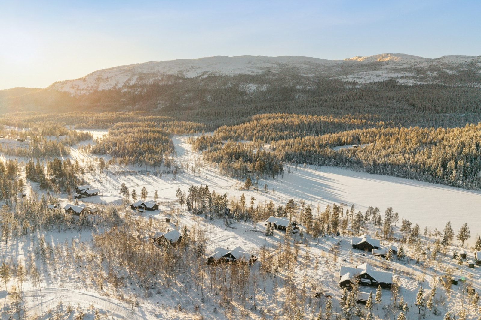 Hytta ligger fantastisk flott til på Vikerfjell med skiløyper og turterreng rett utenfor stuedøren. Galleribilde
